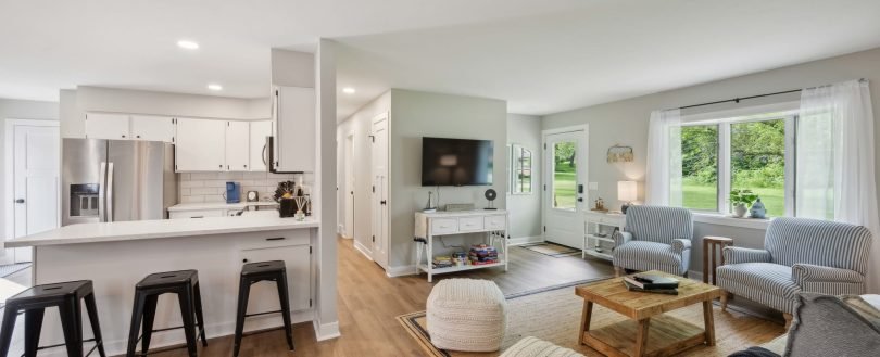 400_Strauss_Ave_Green_Lake_WI_54941_USA-Living_room-DSC_8384[1]